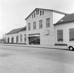 150560 Gezicht op een gedeelte van de voorgevel van het N.S.-station te Nijkerk.